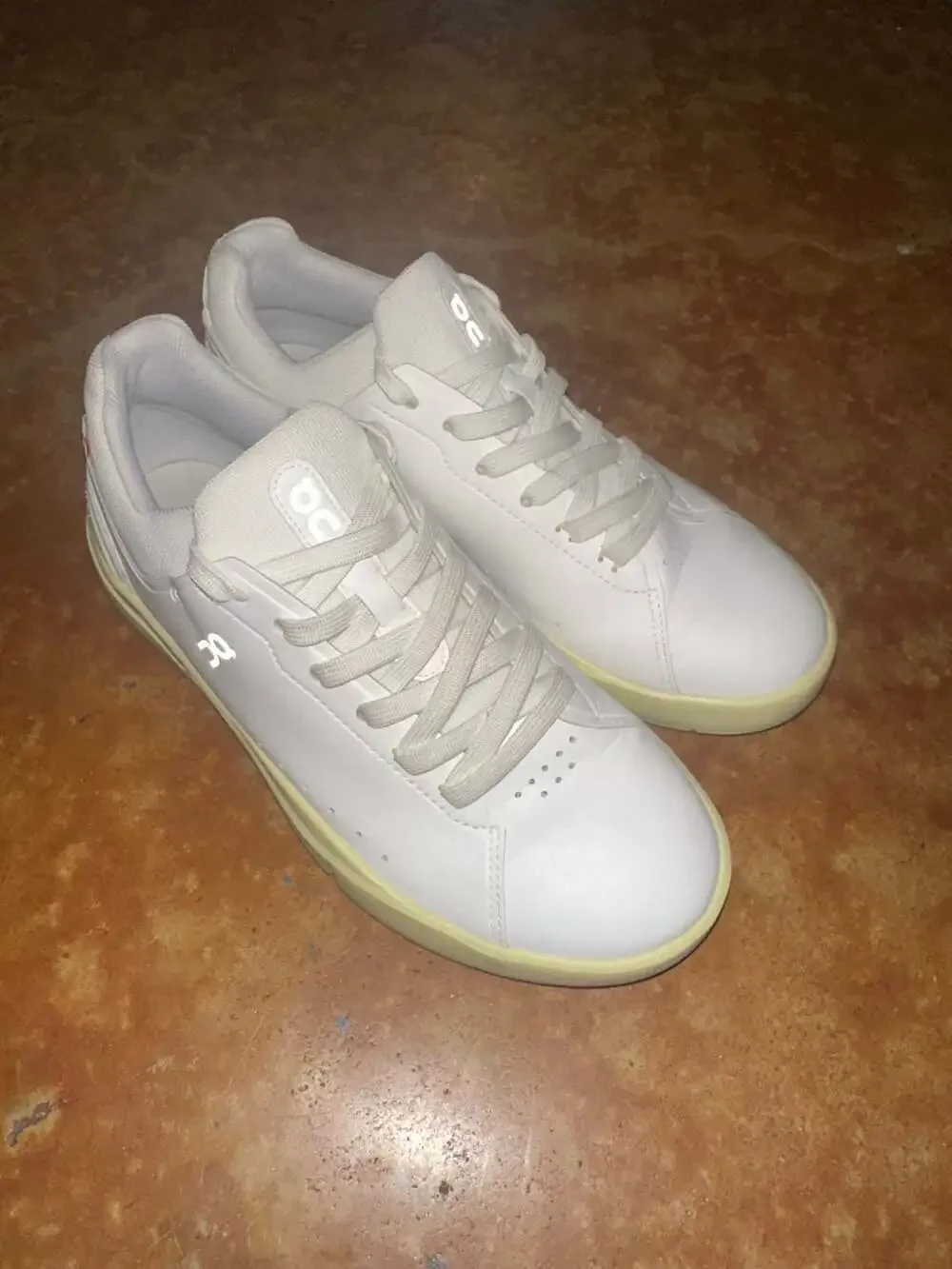 On The Roger Advantage Women's Low-Top Sneakers White